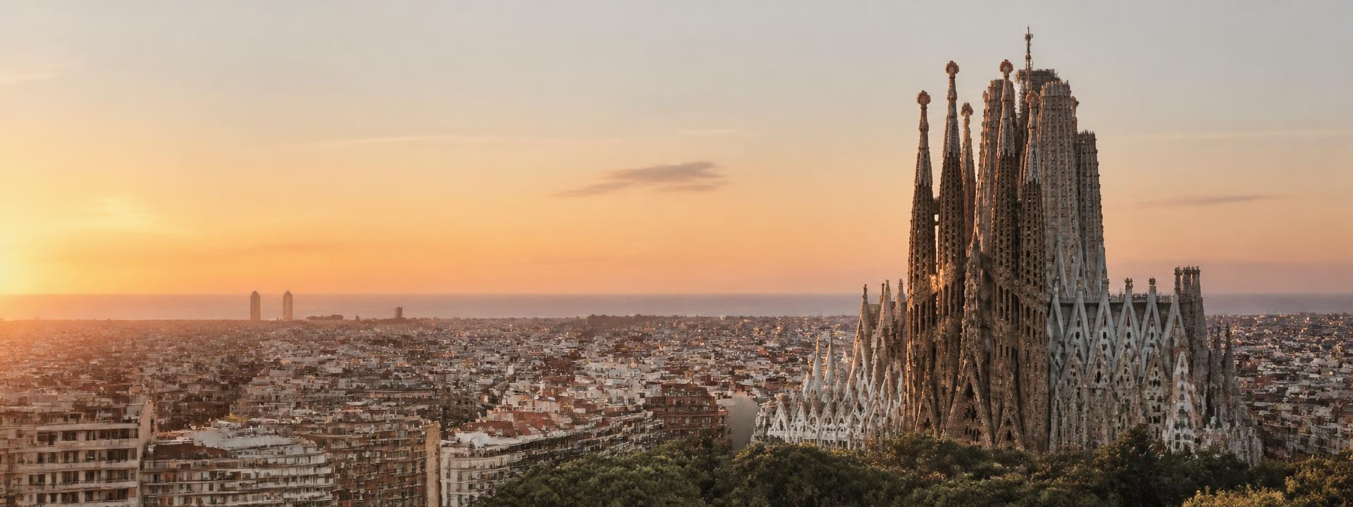 Barselona Sagrada Família ve gün batımında İspanya şehir manzarası